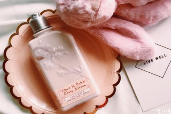 身體乳涂腋下有害嗎 身體乳到底能不能美白 身體乳涂腋下有害嗎 身體乳到底能不能美白