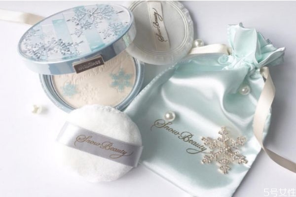 油皮用散粉好還是粉餅好 粉餅和氣墊bb有什么區(qū)別 油皮用散粉好還是粉餅好 粉餅和氣墊bb有什么區(qū)別