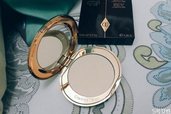 毛孔粗大適合用散粉還是粉餅 選擇合適的產(chǎn)品很重要 毛孔粗大適合用散粉還是粉餅 選擇合適的產(chǎn)品很重要