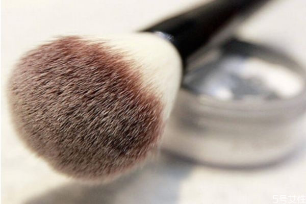 蜜粉刷用什么毛比較好 蜜粉刷可以當腮紅刷嗎 蜜粉刷用什么毛比較好 蜜粉刷可以當腮紅刷嗎