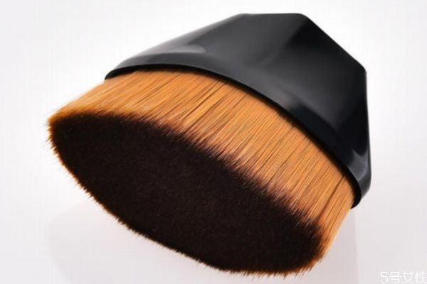 碗狀粉底刷和牙刷粉底刷哪個(gè)好 粉底刷怎么用不會有刷痕 碗狀粉底刷和牙刷粉底刷哪個(gè)好 粉底刷怎么用不會有刷痕