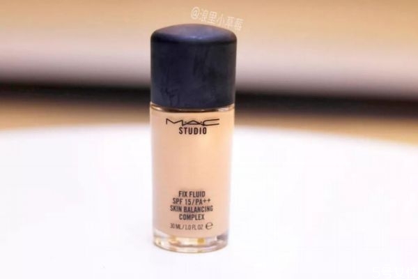 粉底液太干了加點乳還是精華 粉底液偏干怎么補救 粉底液太干了加點乳還是精華 粉底液偏干怎么補救