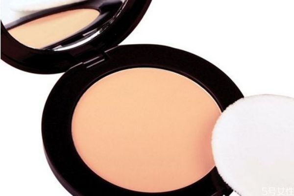 冬天用粉餅好還是散粉好 粉餅和散粉哪個控油好 冬天用粉餅好還是散粉好 粉餅和散粉哪個控油好