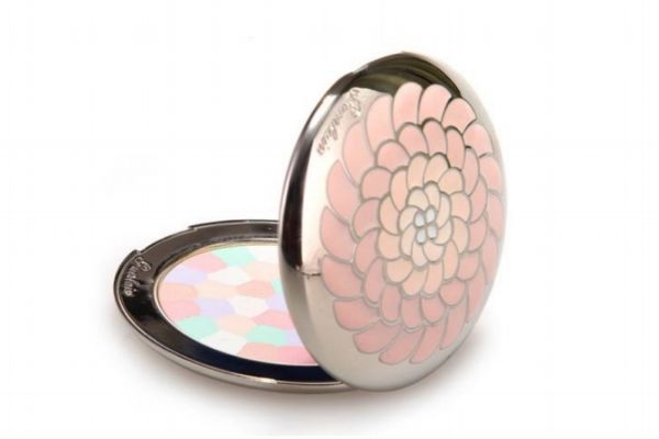 油皮用散粉好還是粉餅好 粉餅和氣墊bb有什么區(qū)別 油皮用散粉好還是粉餅好 粉餅和氣墊bb有什么區(qū)別