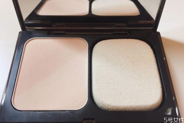 粉餅可以當(dāng)?shù)讑y用嗎 粉餅打開(kāi)2年還能用嗎