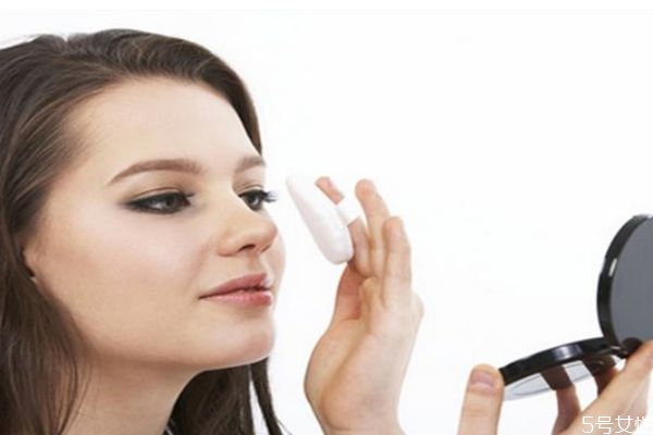 冬天用粉餅好還是散粉好 粉餅和散粉哪個控油好 冬天用粉餅好還是散粉好 粉餅和散粉哪個控油好