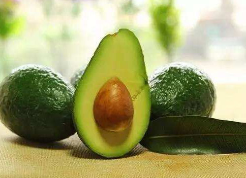 生牛油果可以煮熟吃嗎 生牛油果怎么吃最好 生牛油果可以煮熟吃嗎 生牛油果怎么吃最好