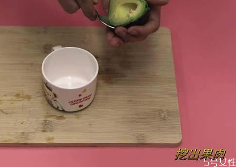 牛油果寶寶怎么吃 牛油果寶寶做輔食的做法 牛油果寶寶怎么吃 牛油果寶寶做輔食的做法