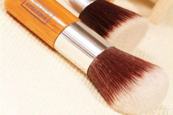 平頭刷能用來刷隔離霜嗎 平頭化妝刷是用什么的 平頭刷能用來刷隔離霜嗎 平頭化妝刷是用什么的