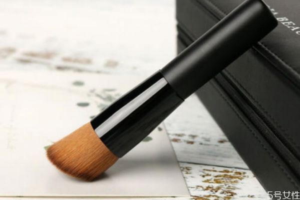 平頭刷能用來刷隔離霜嗎 平頭化妝刷是用什么的 平頭刷能用來刷隔離霜嗎 平頭化妝刷是用什么的