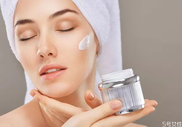 適合痘痘肌的面膜有哪些 痘痘肌適合的補(bǔ)水面膜 適合痘痘肌的面膜有哪些 痘痘肌適合的補(bǔ)水面膜