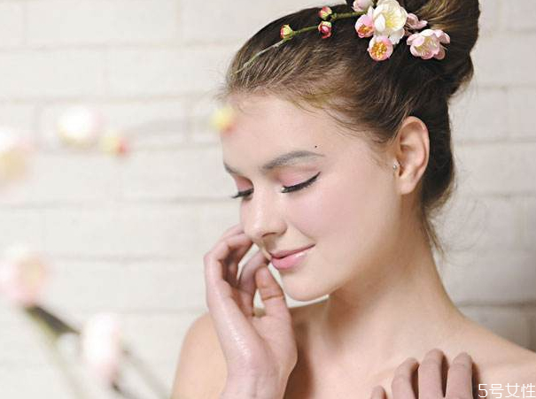 適合痘痘肌的面膜有哪些 痘痘肌適合的補(bǔ)水面膜 適合痘痘肌的面膜有哪些 痘痘肌適合的補(bǔ)水面膜