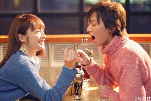 女生第一次約會應(yīng)該怎么做 女生約會加分小技巧 女生第一次約會應(yīng)該怎么做 女生約會加分小技巧