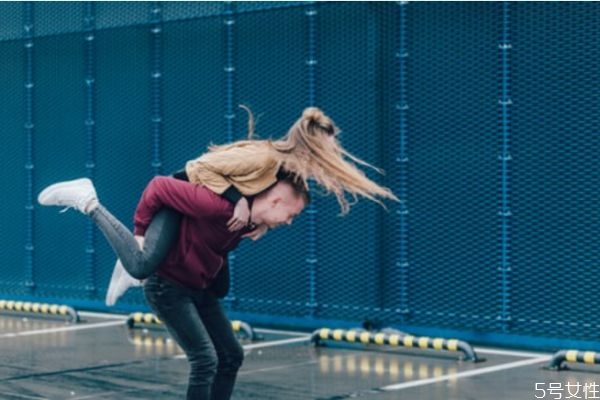 女生肯單獨(dú)跟你出去玩代表什么 女生愿意約會的暗示 女生肯單獨(dú)跟你出去玩代表什么 女生愿意約會的暗示