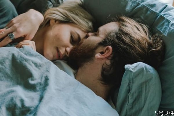 女生肯單獨(dú)跟你出去玩代表什么 女生愿意約會的暗示 女生肯單獨(dú)跟你出去玩代表什么 女生愿意約會的暗示