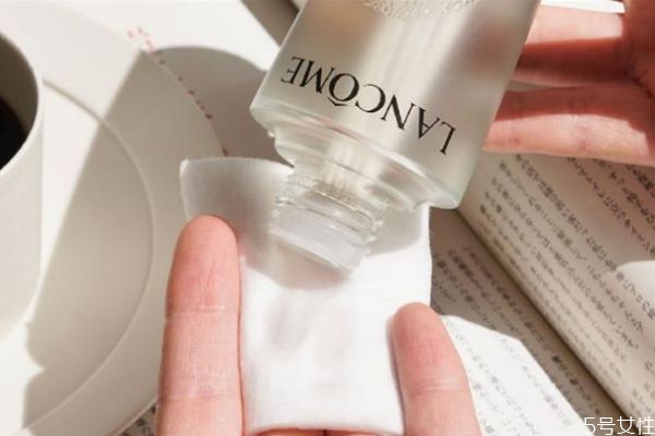 用了蘭蔻極光水還要用精華嗎 精華水和精華的區(qū)別 用了蘭蔻極光水還要用精華嗎 精華水和精華的區(qū)別