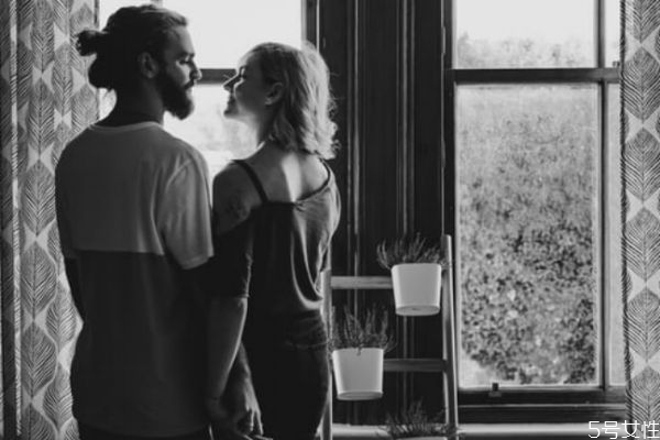 女生肯單獨(dú)跟你出去玩代表什么 女生愿意約會的暗示 女生肯單獨(dú)跟你出去玩代表什么 女生愿意約會的暗示