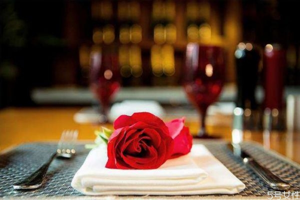 女生第一次約會應(yīng)該怎么做 女生約會加分小技巧 女生第一次約會應(yīng)該怎么做 女生約會加分小技巧