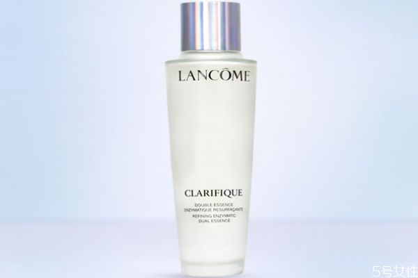 用了蘭蔻極光水還要用精華嗎 精華水和精華的區(qū)別 用了蘭蔻極光水還要用精華嗎 精華水和精華的區(qū)別