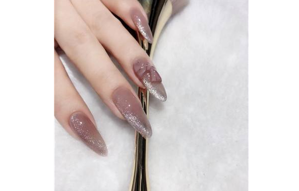 延長(zhǎng)甲跟甲片有什么區(qū)別 做完延長(zhǎng)甲上色要涂底膠嗎 延長(zhǎng)甲跟甲片有什么區(qū)別 做完延長(zhǎng)甲上色要涂底膠嗎