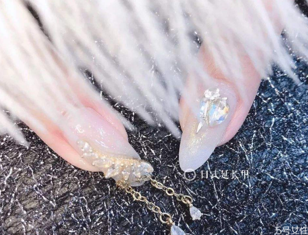 延長(zhǎng)甲跟甲片有什么區(qū)別 做完延長(zhǎng)甲上色要涂底膠嗎 延長(zhǎng)甲跟甲片有什么區(qū)別 做完延長(zhǎng)甲上色要涂底膠嗎