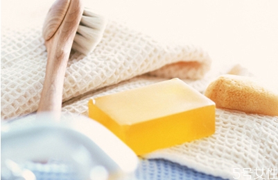 硫磺皂真的可以祛痘嗎 硫磺皂洗臉為什么痘痘更嚴(yán)重 硫磺皂真的可以祛痘嗎 硫磺皂洗臉為什么痘痘更嚴(yán)重