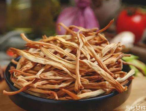 干黃花菜可以不洗嗎 干黃花菜泡多久可以炒 干黃花菜可以不洗嗎 干黃花菜泡多久可以炒