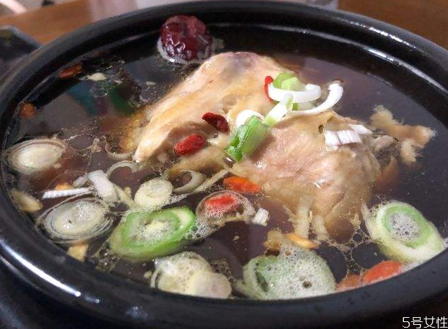 紅參燉雞放多少紅參 紅參燉雞的做法和功效 紅參燉雞放多少紅參 紅參燉雞的做法和功效