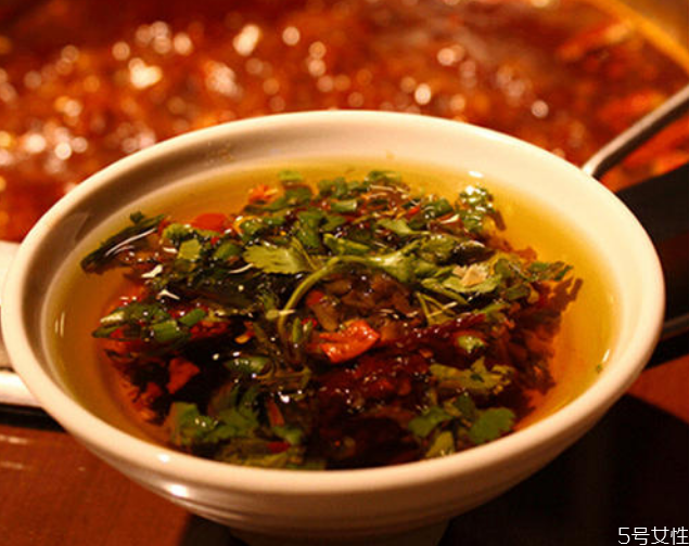 火鍋油碟是什么油 火鍋油碟怎么調(diào) 火鍋油碟是什么油 火鍋油碟怎么調(diào)
