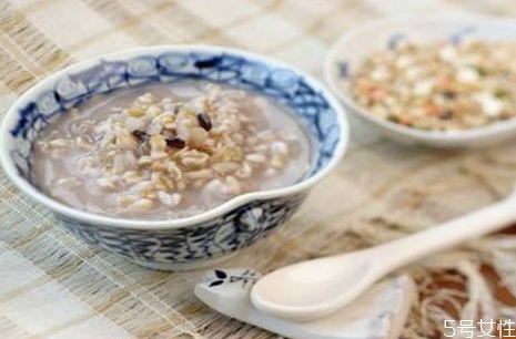 薏米煮粥前需要炒熟嗎 薏米煮粥和什么配最好 薏米煮粥前需要炒熟嗎 薏米煮粥和什么配最好