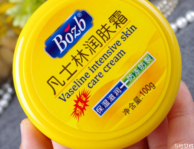 凡士林潤膚霜能擦臉嗎 凡士林潤膚霜可以祛痘印嗎 凡士林潤膚霜能擦臉嗎 凡士林潤膚霜可以祛痘印嗎