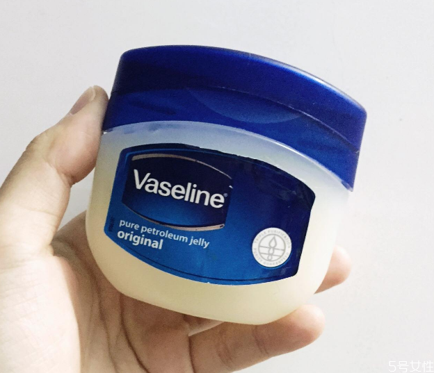 凡士林可以涂著過夜嗎 ?凡士林用水能洗掉嗎 凡士林可以涂著過夜嗎 ?凡士林用水能洗掉嗎