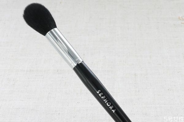 高光和修容能用一個(gè)刷子嗎 高光刷和修容刷的區(qū)別 高光和修容能用一個(gè)刷子嗎 高光刷和修容刷的區(qū)別