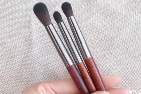 鼻影刷可以用來畫眼影嗎 鼻影刷斜角和火苗哪個好用 鼻影刷可以用來畫眼影嗎 鼻影刷斜角和火苗哪個好用