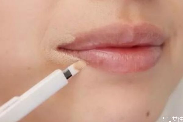 唇刷可以當(dāng)遮瑕刷用嗎 用唇刷涂抹口紅有什么好處 唇刷可以當(dāng)遮瑕刷用嗎 用唇刷涂抹口紅有什么好處