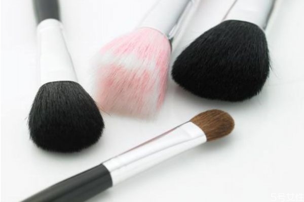 化妝刷毛毛炸開了怎么解決 新化妝刷怎么去氣味 化妝刷毛毛炸開了怎么解決 新化妝刷怎么去氣味