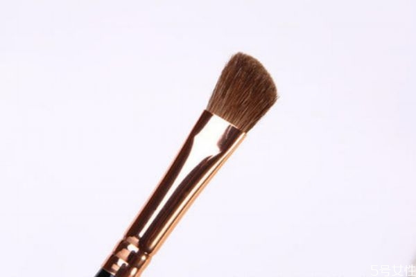 鼻影刷可以用來畫眼影嗎 鼻影刷斜角和火苗哪個好用 鼻影刷可以用來畫眼影嗎 鼻影刷斜角和火苗哪個好用