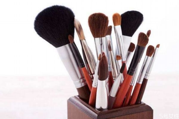 化妝刷清洗后要套網(wǎng)嗎 化妝刷曬干還是陰干 化妝刷清洗后要套網(wǎng)嗎 化妝刷曬干還是陰干