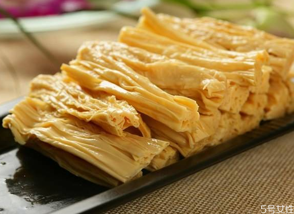 腐竹用什么水泡快 腐竹泡發(fā)后還用焯水嗎 腐竹用什么水泡快 腐竹泡發(fā)后還用焯水嗎