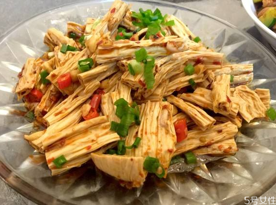 腐竹用什么水泡快 腐竹泡發(fā)后還用焯水嗎 腐竹用什么水泡快 腐竹泡發(fā)后還用焯水嗎