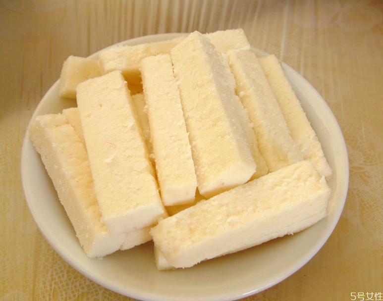奶豆腐用什么奶做的 奶豆腐可以放多久 奶豆腐用什么奶做的 奶豆腐可以放多久
