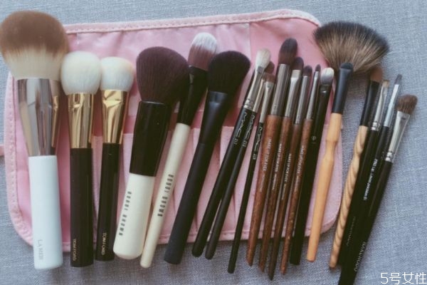 一套化妝刷可以用多少年 化妝刷有必要買一套嗎 一套化妝刷可以用多少年 化妝刷有必要買一套嗎