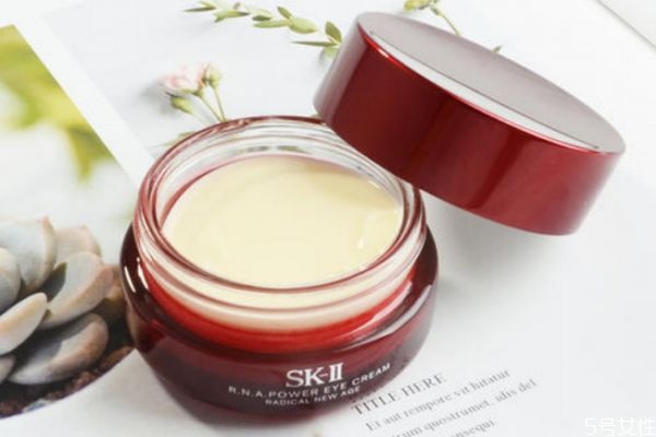 有脂肪粒可不可以涂眼霜 先用精華還是先用眼霜