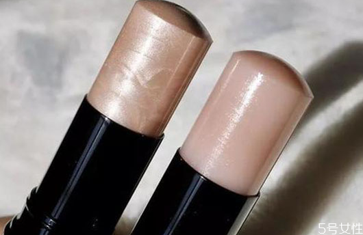 高光棒在化妝時(shí)的順序 高光棒打在什么位置 高光棒在化妝時(shí)的順序 高光棒打在什么位置