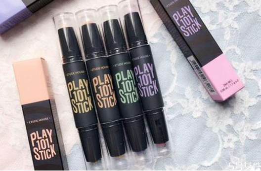 高光棒在化妝時(shí)的順序 高光棒打在什么位置 高光棒在化妝時(shí)的順序 高光棒打在什么位置