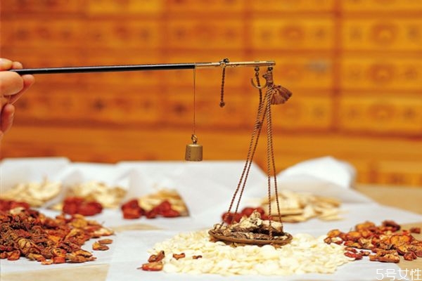 中藥飯前吃還是飯后吃 中藥熬多長時(shí)間最好 中藥飯前吃還是飯后吃 中藥熬多長時(shí)間最好