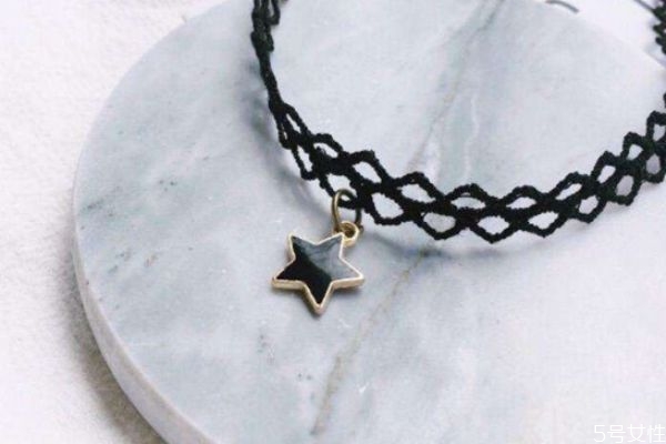穿衛(wèi)衣項(xiàng)鏈要放在外面嗎 穿衛(wèi)衣項(xiàng)鏈怎么戴 穿衛(wèi)衣項(xiàng)鏈要放在外面嗎 穿衛(wèi)衣項(xiàng)鏈怎么戴