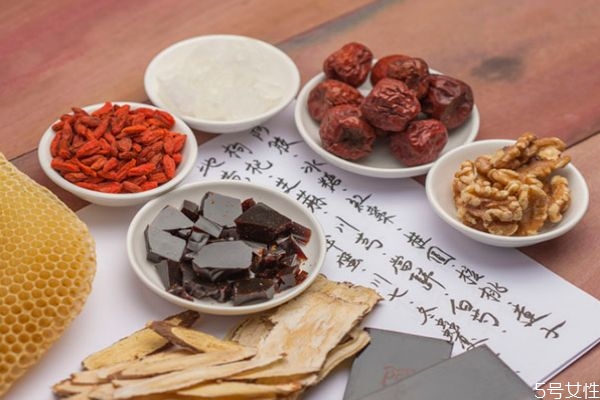 中藥飯前吃還是飯后吃 中藥熬多長時(shí)間最好 中藥飯前吃還是飯后吃 中藥熬多長時(shí)間最好