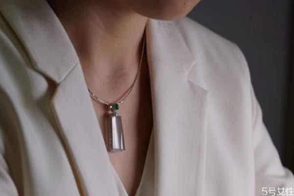 穿衛(wèi)衣項(xiàng)鏈要放在外面嗎 穿衛(wèi)衣項(xiàng)鏈怎么戴 穿衛(wèi)衣項(xiàng)鏈要放在外面嗎 穿衛(wèi)衣項(xiàng)鏈怎么戴