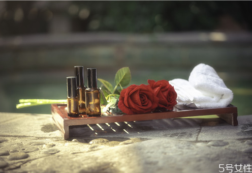 臉上長痘痘可以用荷荷巴油嗎 荷荷巴油怎么洗掉 臉上長痘痘可以用荷荷巴油嗎 荷荷巴油怎么洗掉